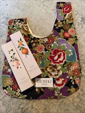 DEMIKI TOKYO Floral Knot Companion Bag & Aroma Hand Cream Gift Set